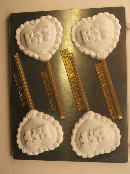 Molde para caramelos de chocolate, piruleta - Amor, corazón con ribete fruncido y letras grandes que dicen "Mejores amigos para siempre"