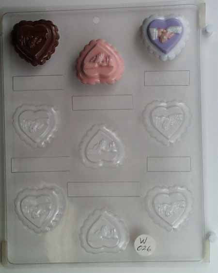 Molde para chocolate y dulces - Boda, manos de novios sobre fondo de corazón con borde festoneado